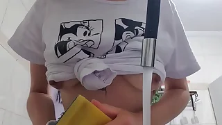 FAXINEIRA LAVA LOUÇAS COM SEIOS DE FORA ..